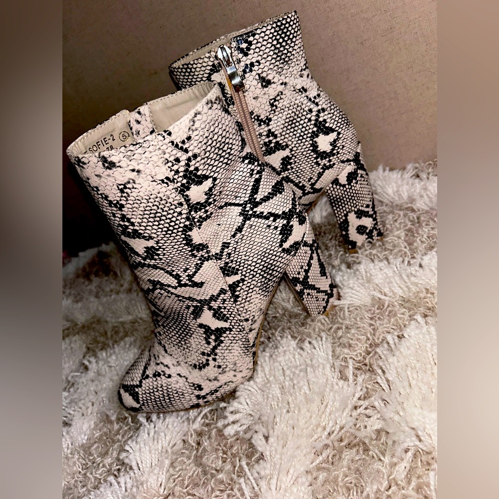 Snakeskin Pointed Boots